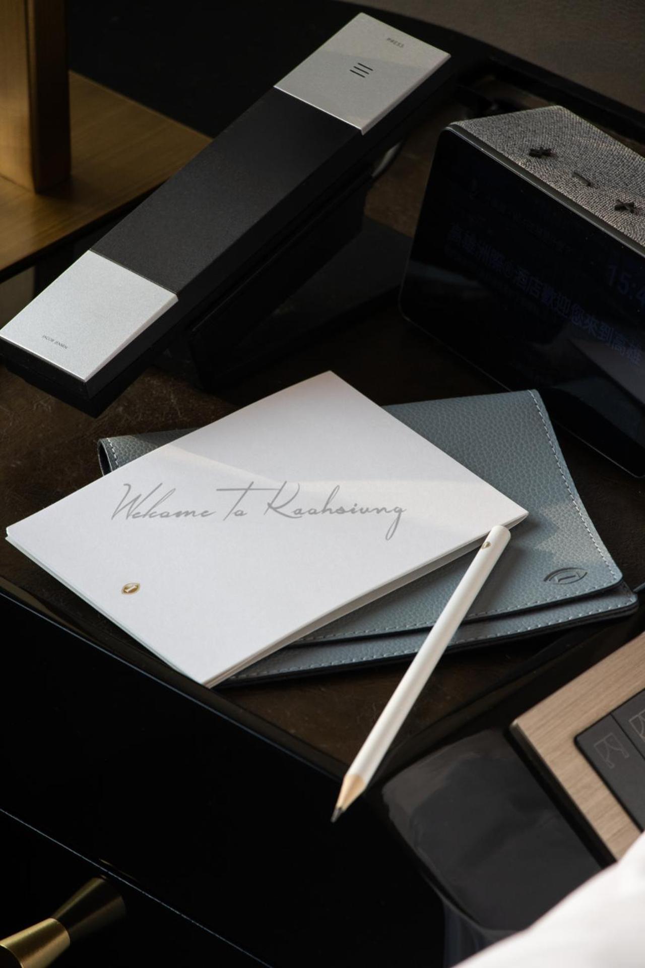 Готель Intercontinental Kaohsiung By Ihg Екстер'єр фото Apple Pencil and the Apple Folio