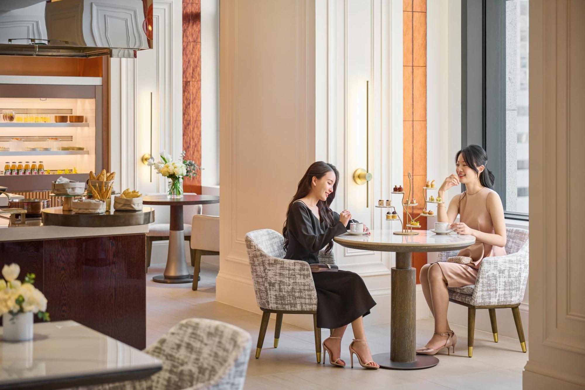 Готель Intercontinental Kaohsiung By Ihg Екстер'єр фото The Lounge at the Westin Hong Kong