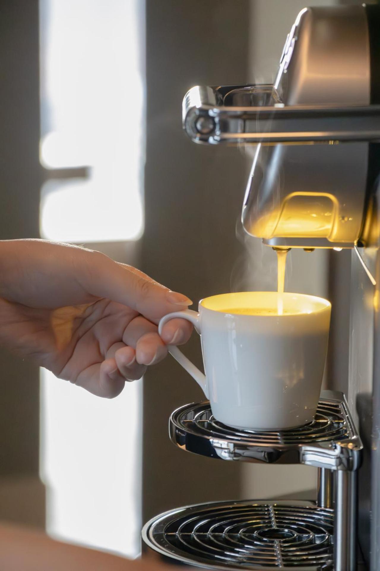 Готель Intercontinental Kaohsiung By Ihg Номер фото A coffee machine