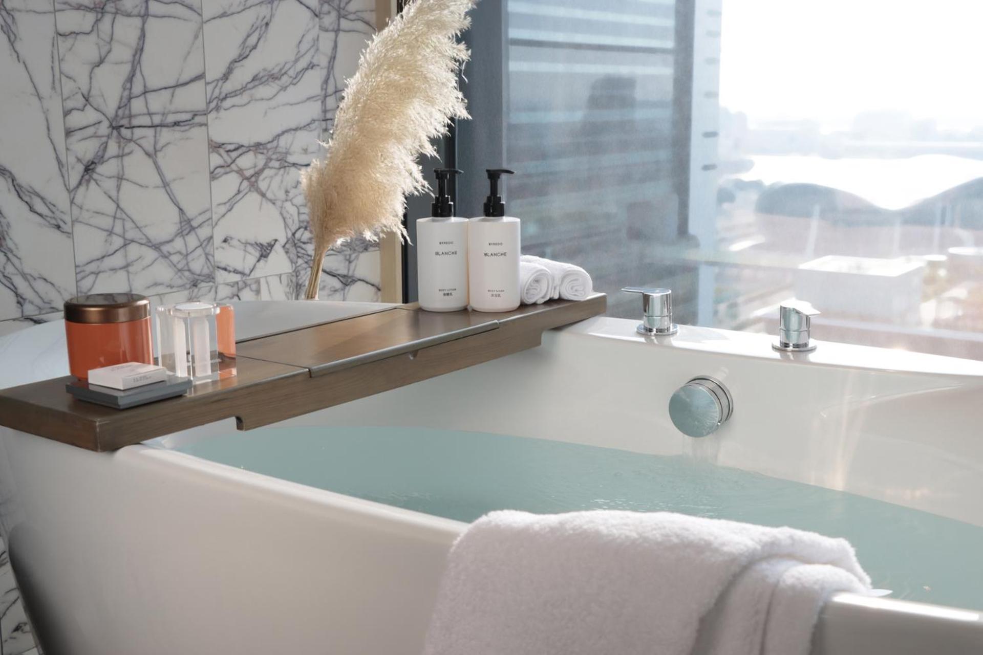 Готель Intercontinental Kaohsiung By Ihg Екстер'єр фото A modern bathtub
