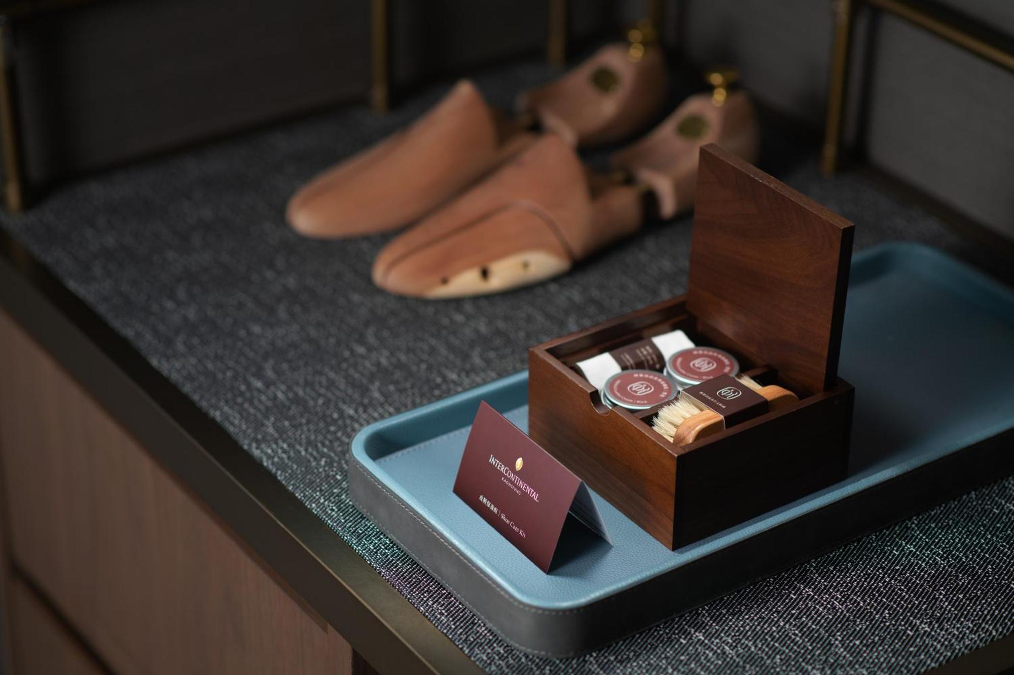 Готель Intercontinental Kaohsiung By Ihg Екстер'єр фото Shoe shine kit